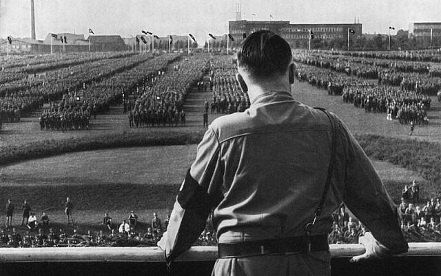 Adolf Hitler s'adresse aux soldats lors d'un rassemblement nazi à Dortmund, en Allemagne (Crédit : Hulton Archive/Getty Images via JTA)