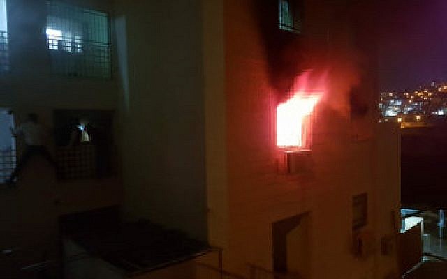 Un feu dans une résidence de Beitar Ilit, le 9 octobre 2018 (Crédit :Service des incendies / Région de Shai)