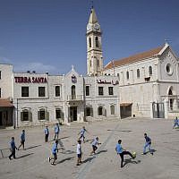 Des écoliers chrétiens arabes israéliens jouent au football à l'école Terra Sancta dans la ville mixte judéo-arabe de Ramle, le 26 mai 2015. (Crédit : AP/Oded Balilty)