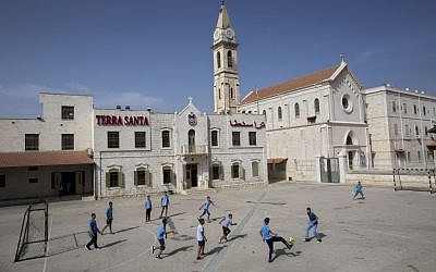 Des écoliers chrétiens arabes israéliens jouent au football à l'école Terra Sancta dans la ville mixte judéo-arabe de Ramle, le 26 mai 2015. (Crédit : AP/Oded Balilty)