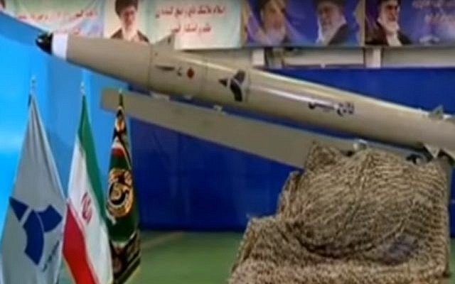 Capture d'écran d'une vidéo d'un nouveau missille balistique iranien à courte portée, dévoilé le 13 août 2013. (Crédit : YouTube)