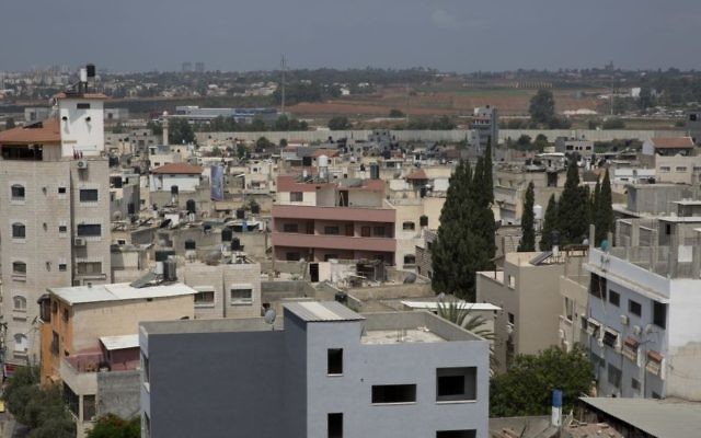 Une vue générale montre un quartier palestinien surpeuplé qui atteint presque une partie de la barrière de sécurité israélienne qui entoure la ville de trois côtés, dans la ville de Qalqilya, la plus densément peuplée de Cisjordanie, le 5 juillet 2017. (AP Photo/Nasser Nasser)
