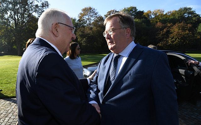 Le président Reuven Rivlin rencontre le ministre danois de la Défense Claus Hjort Frederiksen lors d'une visite d'Etat au Danemark, le 10 octobre 2018 (Crédit : Haim Zach/GPO)