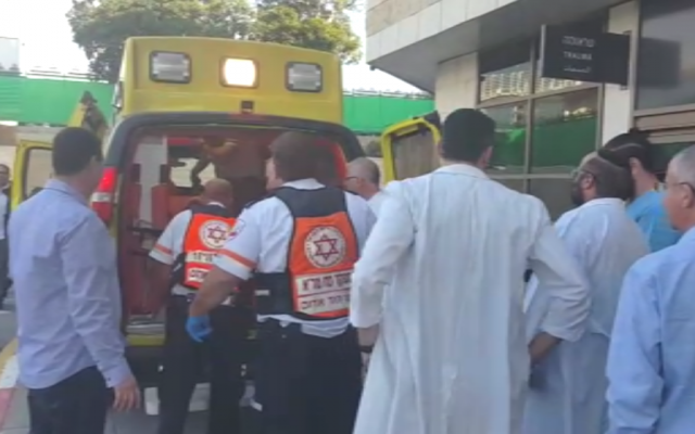 Photo d'illustration : La victime d'un attentat au couteau en Cisjordanie arrive à l'hôpital Beilinson de Petah Tikva le 24 décembre 2015 (Crédit : Magen David Adom)