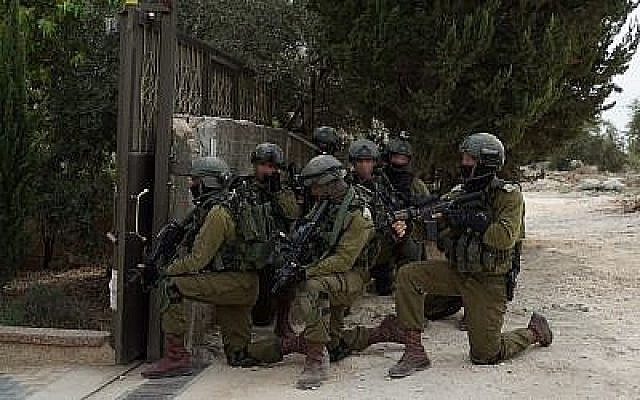 Des soldats israéliens participent à des opérations dans le village de Shuweika, au nord de la Cisjordanie, le 7 octobre 2018. (Armée israélienne)