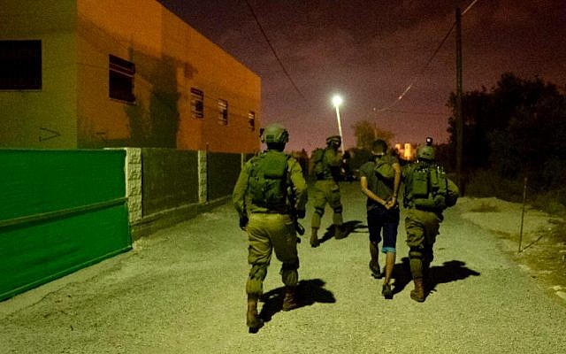 Les soldats israéliens participent à des opérations dans le village de Cisjordanie de Shuweika, à la recherche d'un terroriste de la ville qui a tué deux Israéliens et blessé un troisième, le 7 octobre 2018 (Crédit : Armée israélienne)