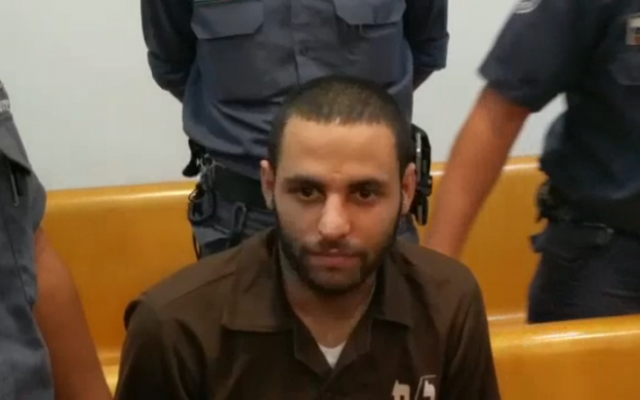 Le terroriste de Haïfa Mohammad Shinawi, au tribunal. (Crédit : capture d'écran Dixième chaine)