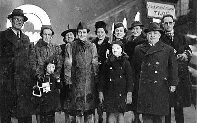 Une famille juive réunie à Budapest en 1943 suite à l'arrivée de parents en provenance de la Hollande (Autorisation :  Willy Lindwer/via JTA)