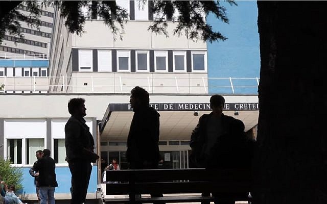 Entrée de la faculté de médecine de Créteil en 2012 (Crédit: capture d'écran facdemedecinecreteil/Youtube)