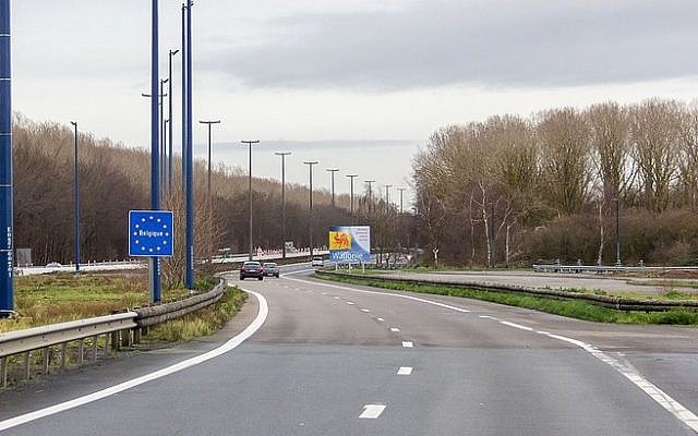 La frontière entre la France et la Belgique au niveau de l’autoroute 2 (en France) et de l’autoroute 7 (en Belgique). (Crédit : Raimond Spekking / Wikimedia Commons)