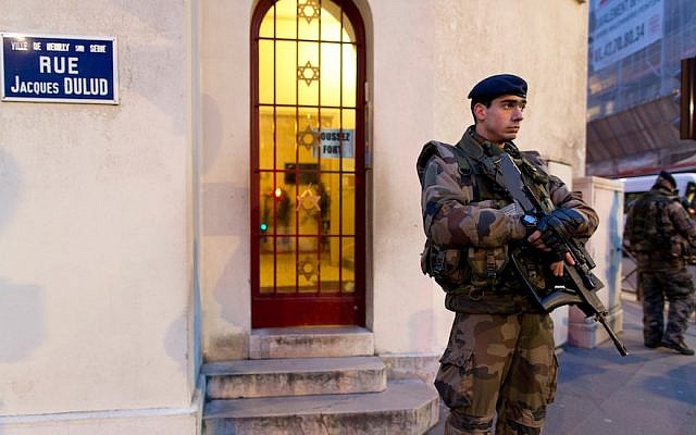 Photo d'illustration : Des soldats français patrouillent le 21 janvier 2015 devant une synagogue à Neuilly-sur-Seine, dans le cadre du plan Vigipirate, un outil central du dispositif français de lutte contre le terrorisme. (Crédit : KENZO TRIBOUILLARD/AFP/Getty Images)