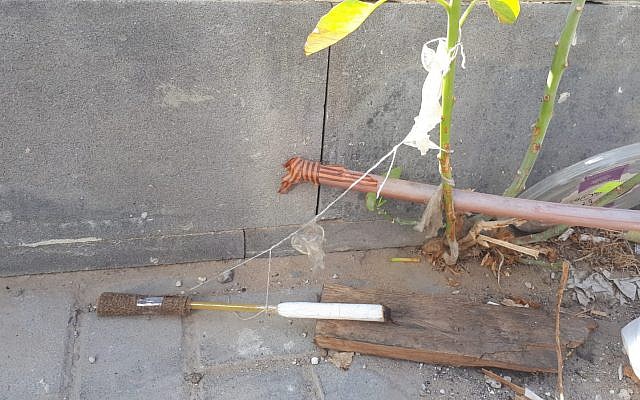 Un ballon incendiaire découvert à Lod, dans le centre du pays, le 16 octobre 2018 (Crédit : Unité du porte-parole de la police israélienne)
