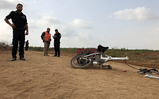 Le vélo électrique de l'homme tué lors d'un accident avec un quad à proximité de Moshav Berekhya, le 19 octobre 2018 (Crédit : Unité du porte-parole de la police)