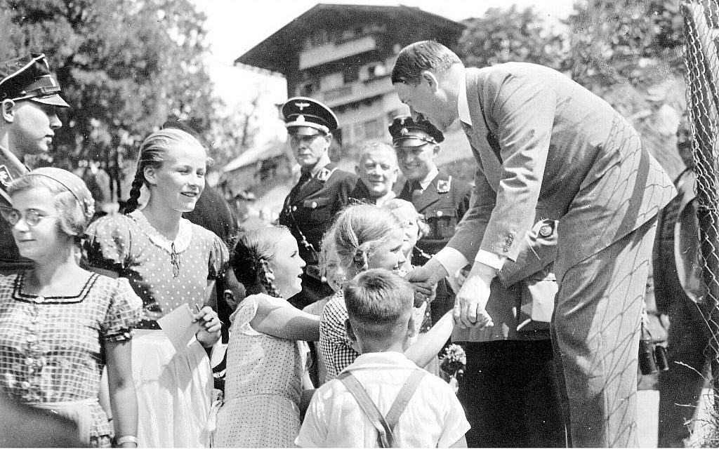 Le leader nazi Adolf Hitler avec des enfants au Berghof, sa demeure alpine préférée (Crédit : domaine public)