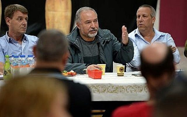 Avigdor Liberman, alors ministre de la Défense, s'adresse aux habitants de la périphérie de Gaza au kibboutz Kerem Shalom, le 26 octobre 2018 (Crédit : Ariel Hermoni/ Defense Ministry)