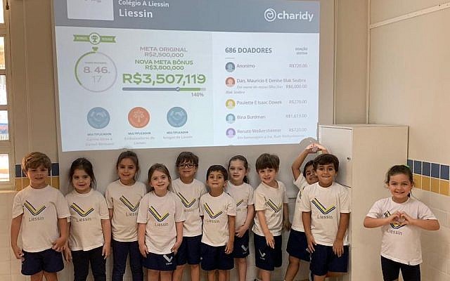 Les élèves de l'école Liessin de Rio de Janeiro, au Brésil, durant une campagne de collecte de fonds au mois d'octobre 2018 (Autorisation :  Liessin via JTA)