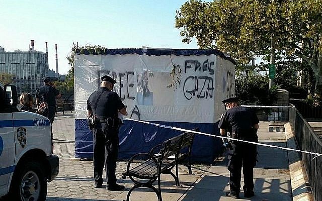 Une souccah vandalisée à  Manhattan, avec le slogan "Free Gaza", le 30 septembre 2018 (Crédit :  ADL/Twitter)