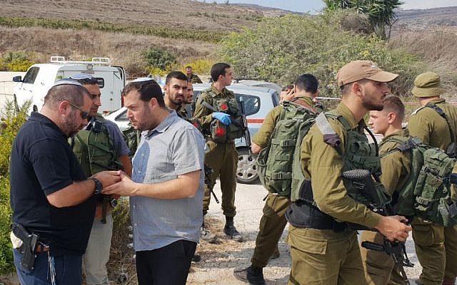Yossi Dagan (3e à gauche), chef du Conseil régional de Samarie, sur les lieux d'une attaque au couteau dans le nord de la Cisjordanie, le 11 octobre 2018. (Roi Hadi)