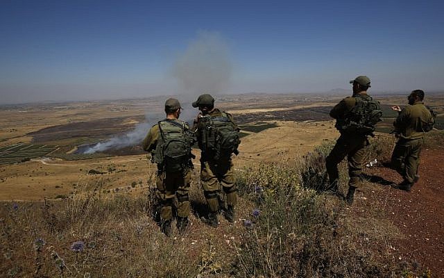 Des soldats israéliens sur une base de l'armée sur le plateau du Golan regardent de l'autre côté de la frontière avec la Syrie le 7 juillet 2018. (AFP Photo/Jalaa Marey)