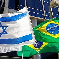 Les drapeaux israélien et brésilien flottent devant les bureaux qui abritent l'ambassade du Brésil à Tel Aviv, le 28 octobre 2018; (Crédit : JACK GUEZ / AFP)
