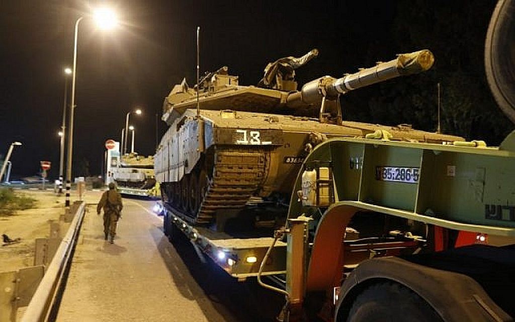 Une photo prise le 12 novembre 2018 montre un convoi de chars israéliens sur une autoroute près de la ville de Sdérot dans le sud d'Israël (Crédit : Menahem KAHANA / AFP)