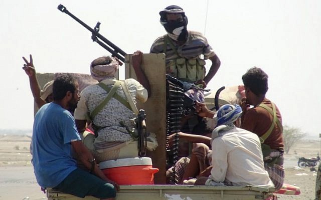 Les forces pro-gouvernementales yéménites se sont rassemblées dans une rue de la banlieue est de Hodeida le 13 novembre 2018, alors qu'elles continuaient à se battre pour le contrôle de la ville par les rebelles houthis. (Crédit : STRINGER / AFP)
