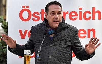 Heinz-Christian Strache, président du parti d'extrême droite Parti de la liberté d'Autriche (FPÖ), prend la parole lors d'une réunion électorale le 6 octobre 2017 à Saalfelden avant les élections législatives anticipées. (Crédit : AFP PHOTO / WILDBILD)