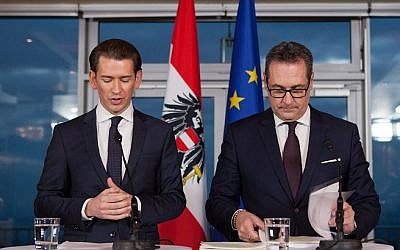 Sebastian Kurz (à gauche) du Parti populaire conservateur (ÖVP) et Heinz-Christian Strache du Parti de la liberté d'Autriche (FPÖ) donnent une conférence de presse conjointe à Vienne le 16 décembre 2017. (AFP Photo/Alex Halada)