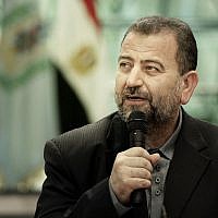 Le chef politique adjoint du Hamas, Saleh al-Arouri, après avoir signé un accord de réconciliation avec un haut responsable du Fatah, Azzam al-Ahmad, lors d'une brève cérémonie au centre égyptien du renseignement, au Caire, en Égypte, le 12 octobre 2017. (Crédit : Nariman El-Mofty/AP)