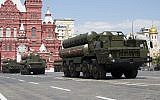 Les systèmes de missiles de défense aérienne russes S-300 lors du défilé militaire du Jour de la Victoire marquant le 71e anniversaire de la victoire de la Seconde Guerre mondiale sur la Place Rouge à Moscou, en Russie, le 9 mai 2016. (Crédit : AP Photo/Alexander Zemlianichenko, Dossier)