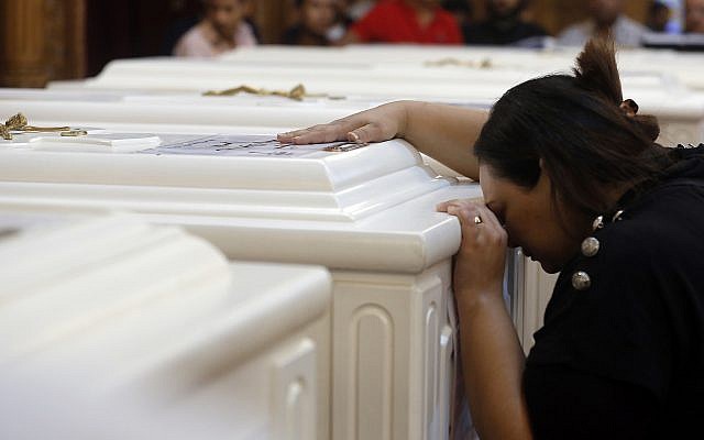 Une proche d'un chrétien décédé pleure devant le cercueil à l'église du Grand prince martyr Tadros, à Minya, en Égypte, le 3 novembre 2018. (Crédit : AP / Amr Nabil)