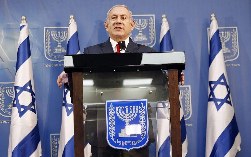 Le Premier ministre israélien Benjamin Netanyahu fait une déclaration à Tel Aviv, le dimanche 18 novembre 2018 (Crédit : AP/Ariel Schalit)