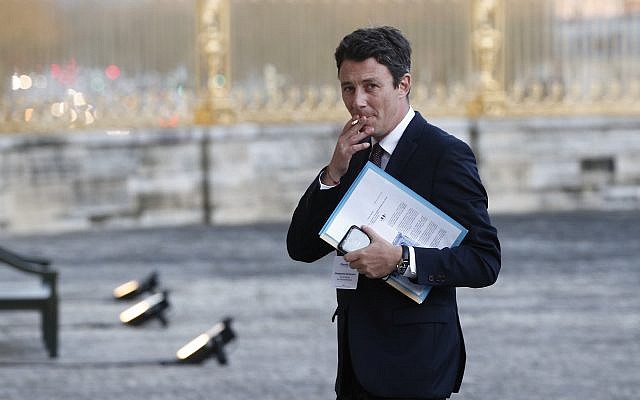 Benjamin Griveaux fume une cigarette au Chateau de Versailles, le 22 janvier 2018. (Crédit : AP/Thibault Camus, Pool)