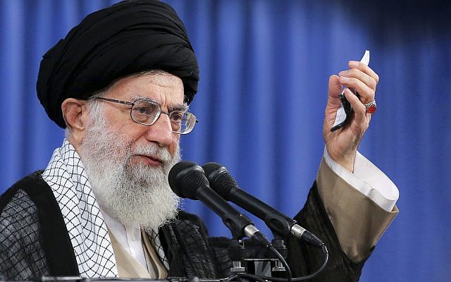 Le Guide suprême iranien, l'Ayatollah Ali Khamenei, lors d'une réunion à Téhéran, le 13 août 2018 (Crédit : Bureau du Guide suprême iranien via  AP)
