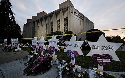Un mémorial de fortune devant la synagogue Tree of Life à la suite d'une fusillade meurtrière, à Pittsburgh, en Pennsylvanie, le 29 octobre 2018. (Crédit : Matt Rourke/AP)