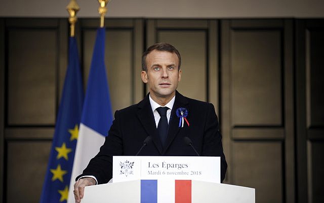 Emmanuel Macron rend hommage à l'écrivain Maurice Genevoix dans le cadre de commémoration du centenaire de la fin de la Première guerre mondiale, le 6 novembre,2018. (Crédit : AP Photo/Francois Mori, Pool)