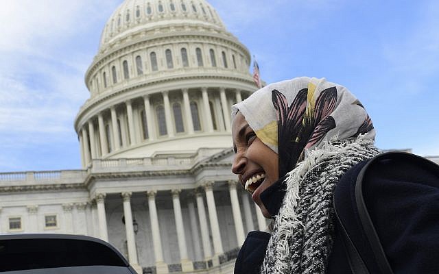 La représentante démocrate du Minnesota    Ilhan Omar pendant une interview au Capitole de Washington, le 14 novembre 2018. (Crédit : AP/Susan Walsh)