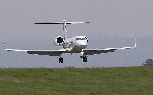 Illustration : un avion privé atterrit à l’aéroport de Biggin Hill, Londres (Crédit : AP Photo / Tim Ireland)