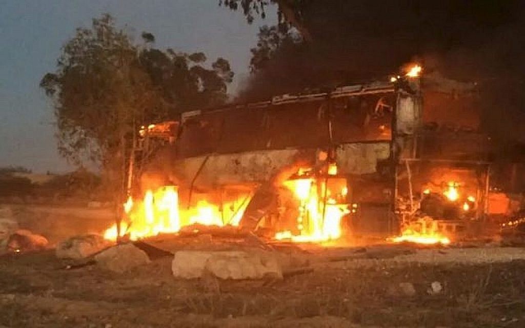 Un autobus a été incendié après avoir été touché par un missile anti-char tiré de la bande de Gaza près de la frontière entre Israël et Gaza le 12 novembre 2018. (Crédit : armée israélienne/Twitter)