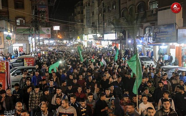 Des membres du Hamas lors d'un défilé à Jabalya à Gaza "en soutien à la résistance", à la suite d'un cessez-le-feu avec Israël après deux jours de violences, le 13 novembre 2018. (Crédit : capture d'écran Twitter)