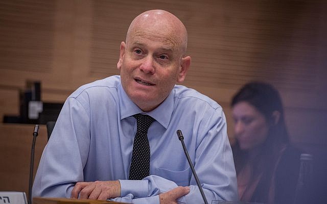 Eyal Yinon, conseiller juridique de la Knesset, assiste à une réunion de commission de la Knesset, le 6 juin 2016. (Hadas Parush/Flash90)