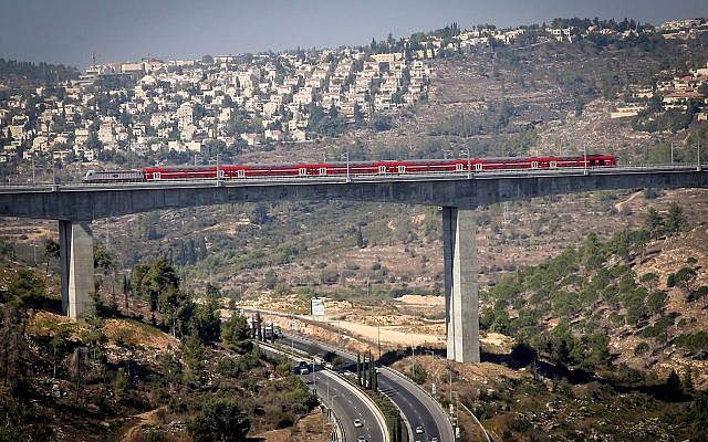 Une vue du train rapide Tel Aviv-Jérusalem dans la vallée HaArazim, aux abords de Jérusalem, le 25 septembre 2018 (Crédit :  Yossi Zamir/Flash90)