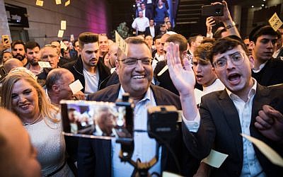 Les sympathisants célèbrent l'arrivée du candidat à la mairie de Jérusalem Moshe Lion à son QG de campagne, le 30 octobre 2018. (Hadas Parush/Flash90)