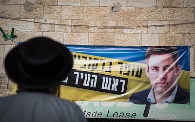 Un homme ultra-orthodoxe se tient devant le siège de campagne du candidat à la mairie de Jérusalem, Ofer Berkovitch, à Jérusalem, le 8 novembre 2018, avant le second tour des élections municipales qui ont lieu le 13 novembre. (Crédit : Hadas Parush/Flash90)