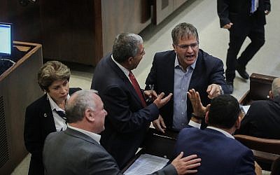 Une altercation entre membres de la Knesset, lors d'une séance plénière au Parlement israélien le 19 novembre 2018. (Hadas Parush/Flash90)