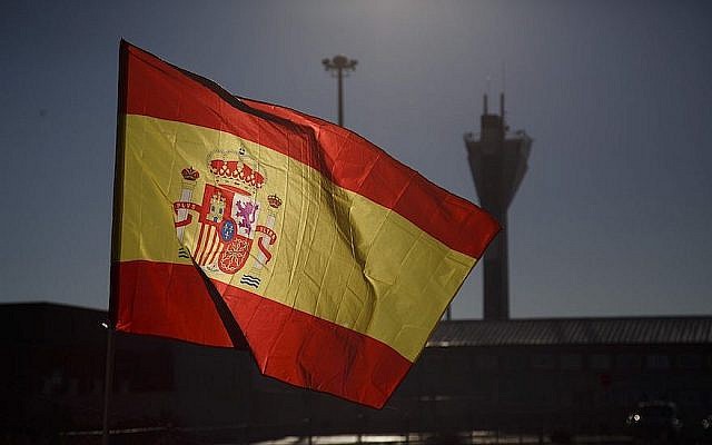 Un drapeau espagnol près d'Estrema, dans la province de Madrid, le 19 décembre 2018. (Crédit : Pablo Blazquez Dominguez/Getty Images/via JTA)