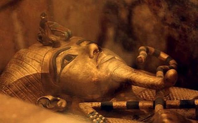 Photo d'illustration : Le sarcophage du célèbre roi égyptien Toutankhamon tel qu'il est présenté dans la vallée des Rois de Louxor, le 1er avril 2016 (Crédit : AP Photo/Amr Nabil)