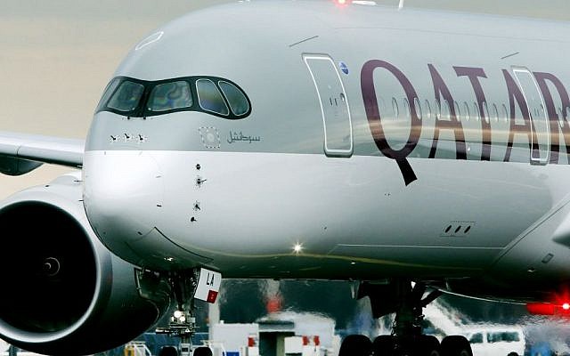Un avion de Qatar Airways. Illustration (Crédit : AP/Michael Probst-file)