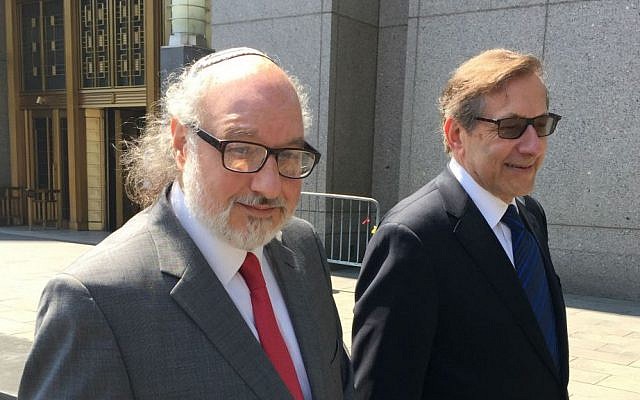 Jonathan Pollard (à gauche), et son avocat Eliot Lauer quittent le tribunal fédéral de New York après une audience, le 22 juillet 2016. (Crédit : AP/Larry Neumeister, Archives)