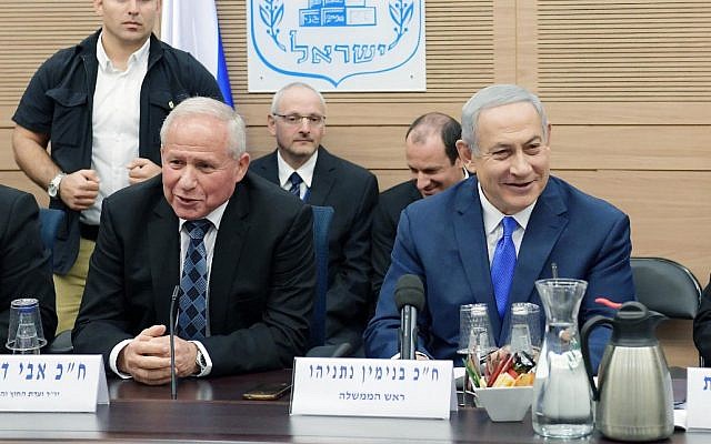 Le Premier ministre Benjamin Netanyahu, et le président de la Commission de la Défense et des Affaires étrangères Avi Dichter, durant une réunion de la commission le 9 novembre 2018. (Crédit : Amos Ben Gershom/GPO)